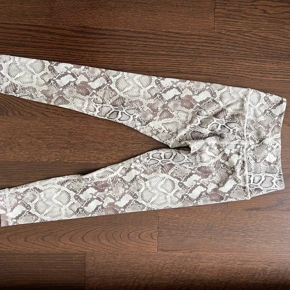 Victoria Secret’s leggings 7/8 - Picture 5 of 7